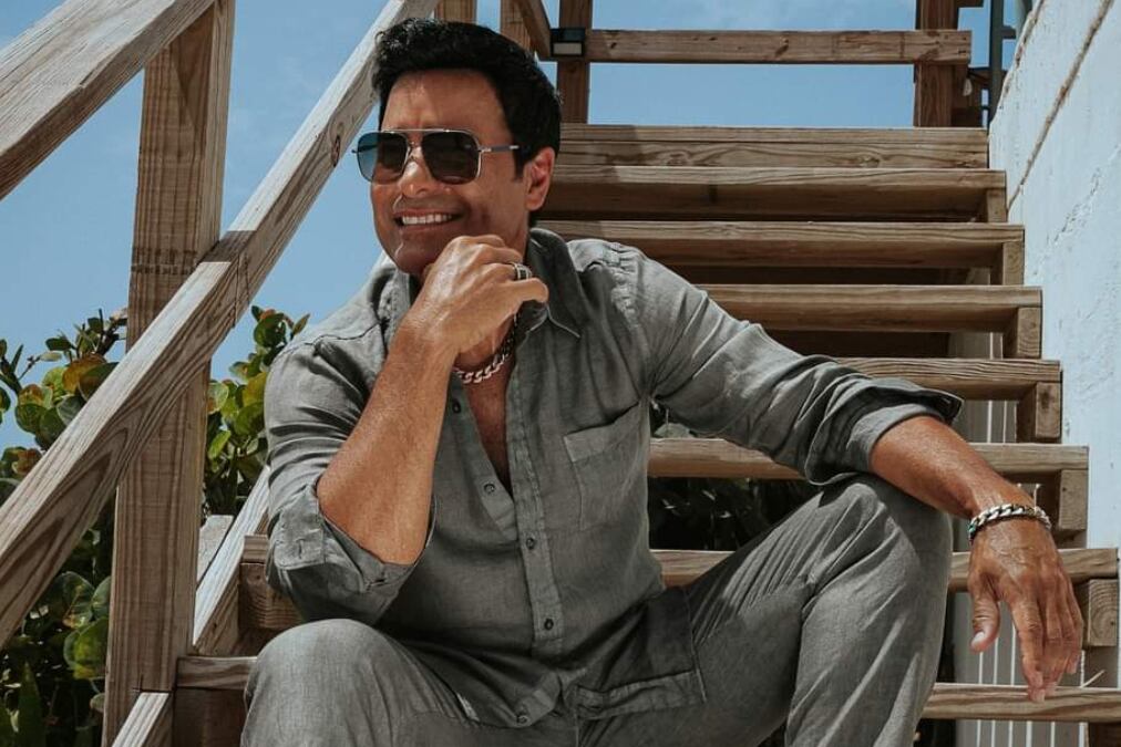 Chayanne compartió una foto dando inicio a la temporada de Navidad.