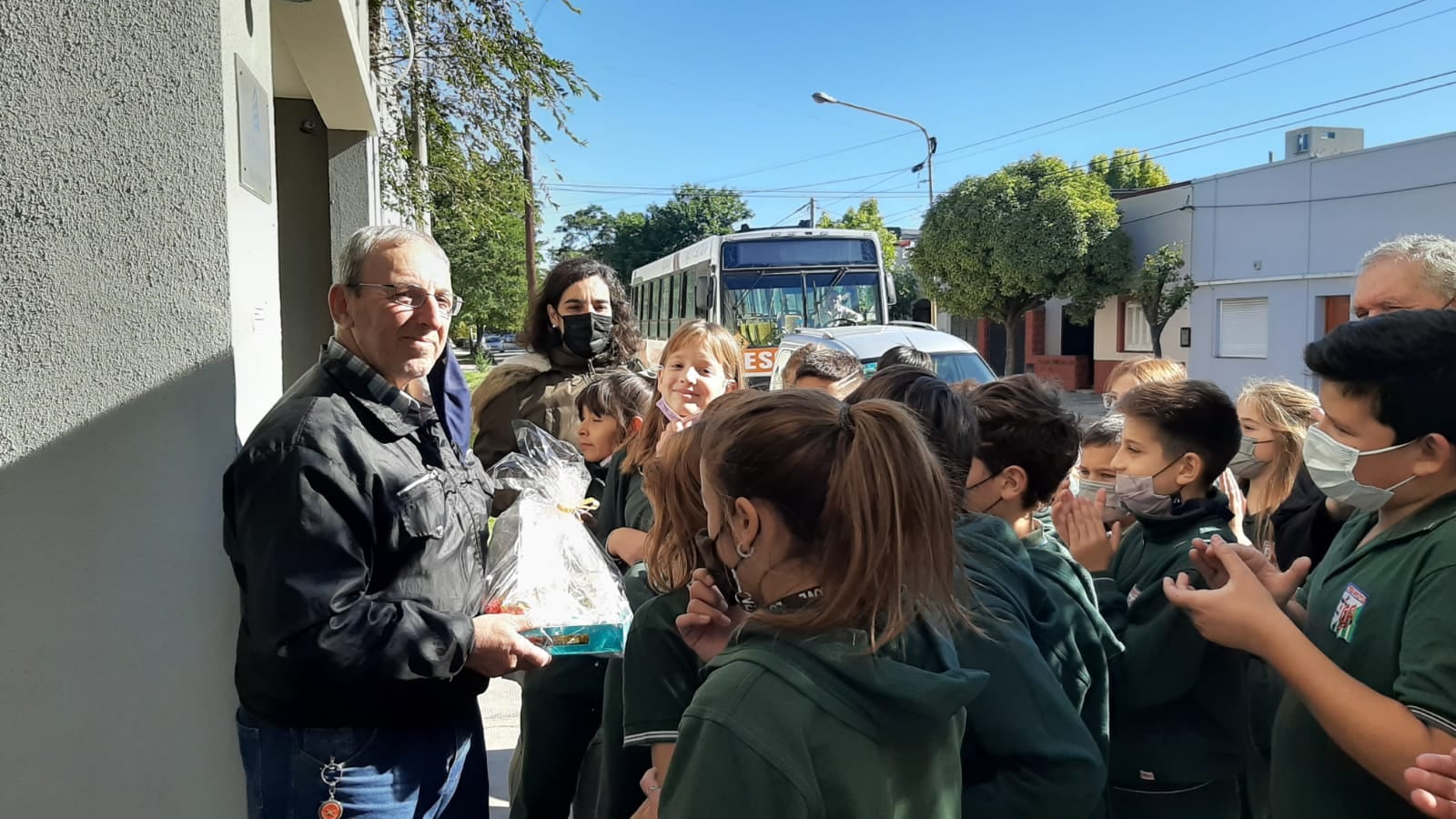 Alumnos del Jesús Adolescente sorprendieron a Veteranos de Malvinas con un desayuno