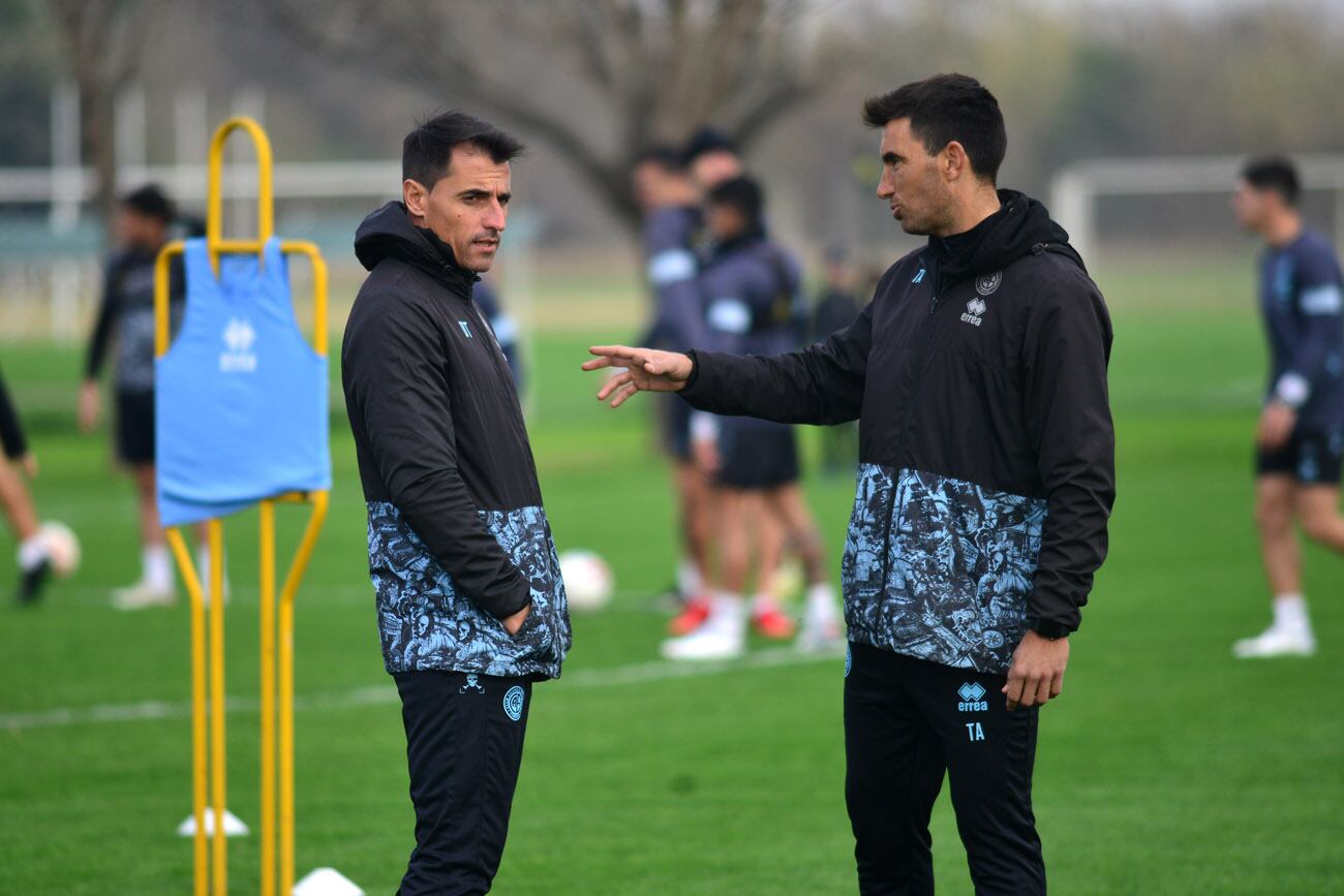 Guillermo Farré y Franco Peppino. Con cambios en Belgrano ante Mitre (Nicolás Bravo / La Voz).