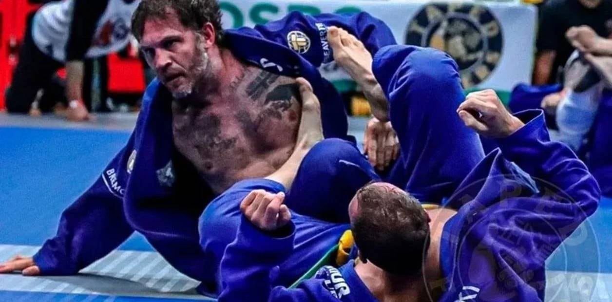 El actor Tom Hardy demostró su talento en las artes marciales saliendo campeón de Jiu-Jitsu.