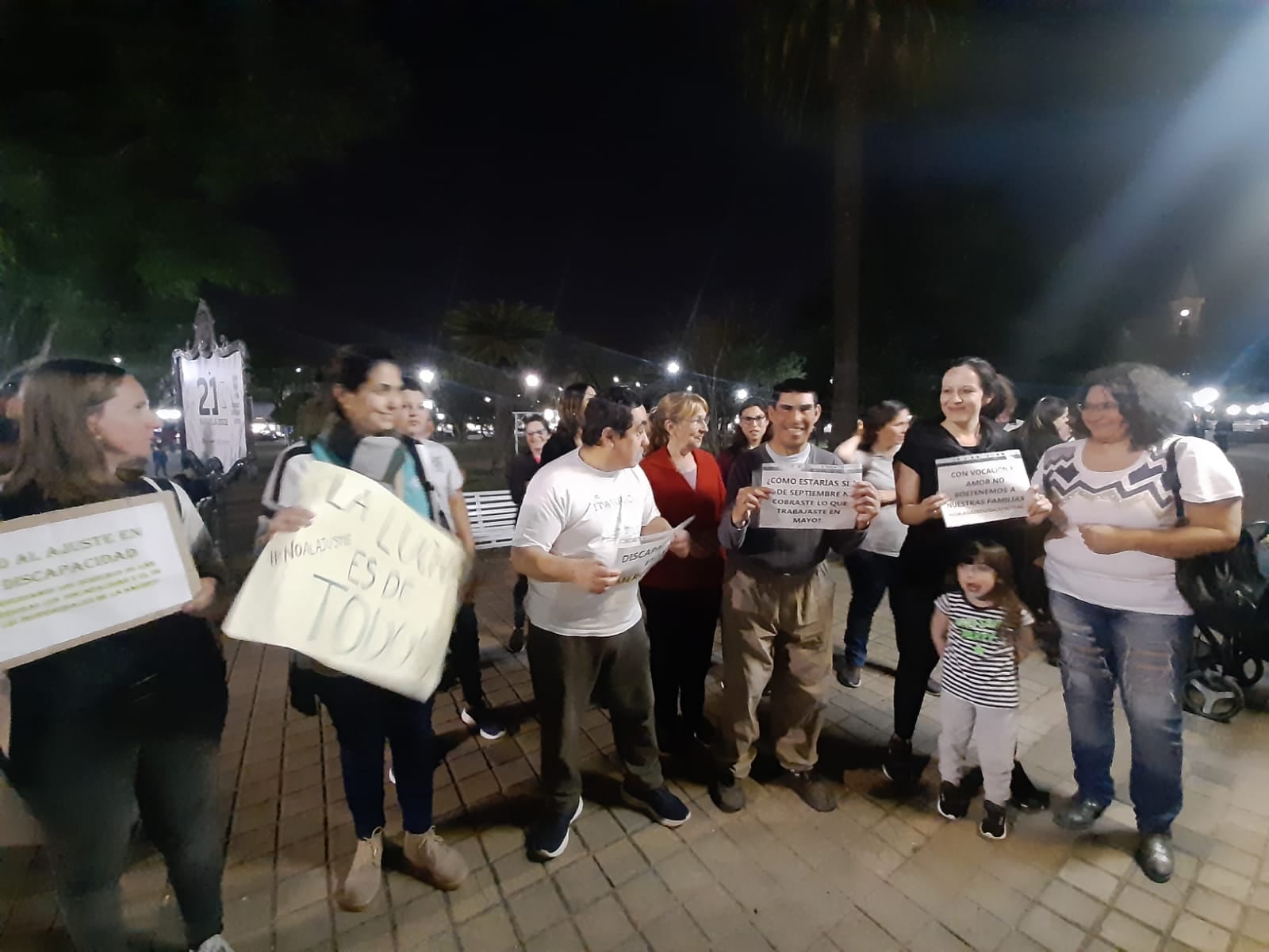 Manifestación de familiares y profesionales en reclamo del pago de las prestaciones por discapacidad en Rafaela