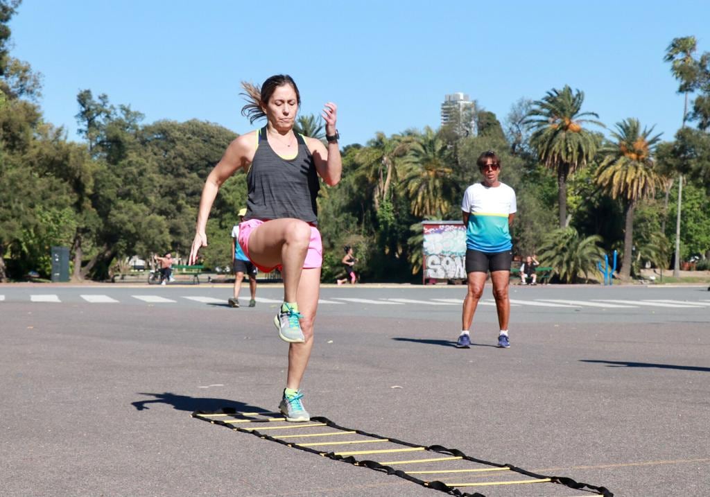 Una guía para hacer gimnasia y entrenarse gratis en las plazas en la Ciudad.