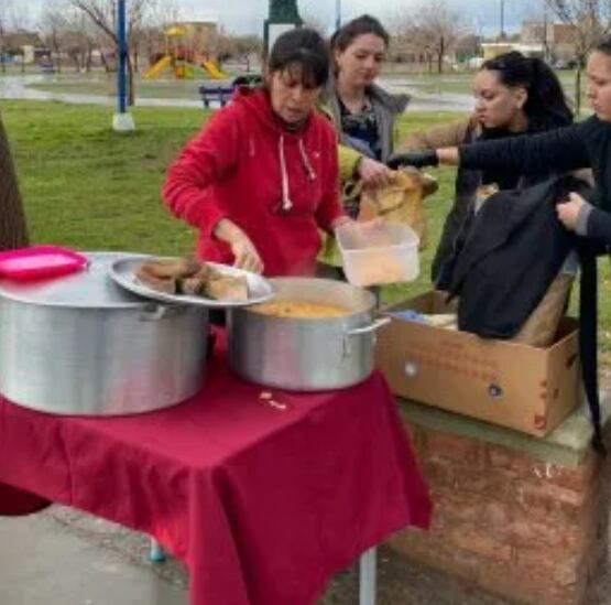 Una neuquina de 20 años tuvo un gran gesto solidario con sus vecinos de Centenario y les cocinó guiso a todos.