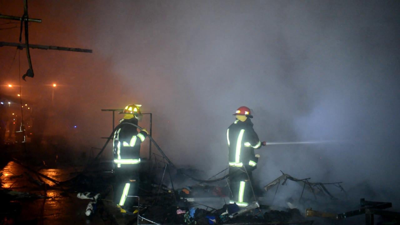 Incendio en una feria americana de barrio Bancario.