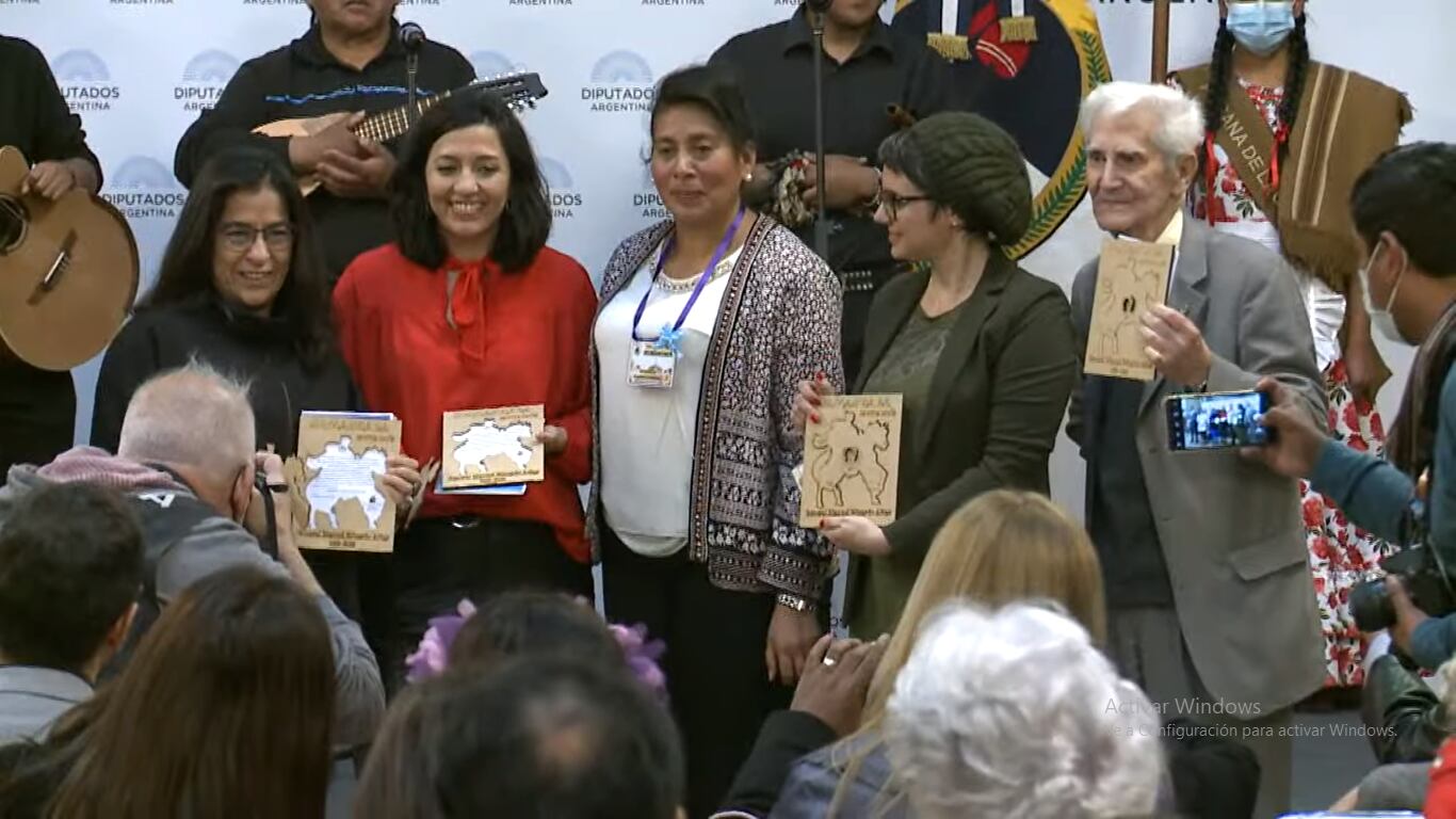 Las diputadas Carolina Moisés, Leila Chaher, Gisela Marziotta y su par Julio Ferreyra recibieron de manos de la intendenta de Humahuaca, Karina Paniagua (centro), reconocimientos por haber promovido el homenaje al general Arias en el Congreso de la Nación.