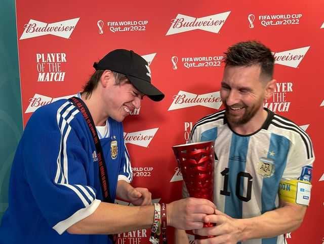 Paulo Londra y la mejor onda con el capitán Lio Messi y su familia.