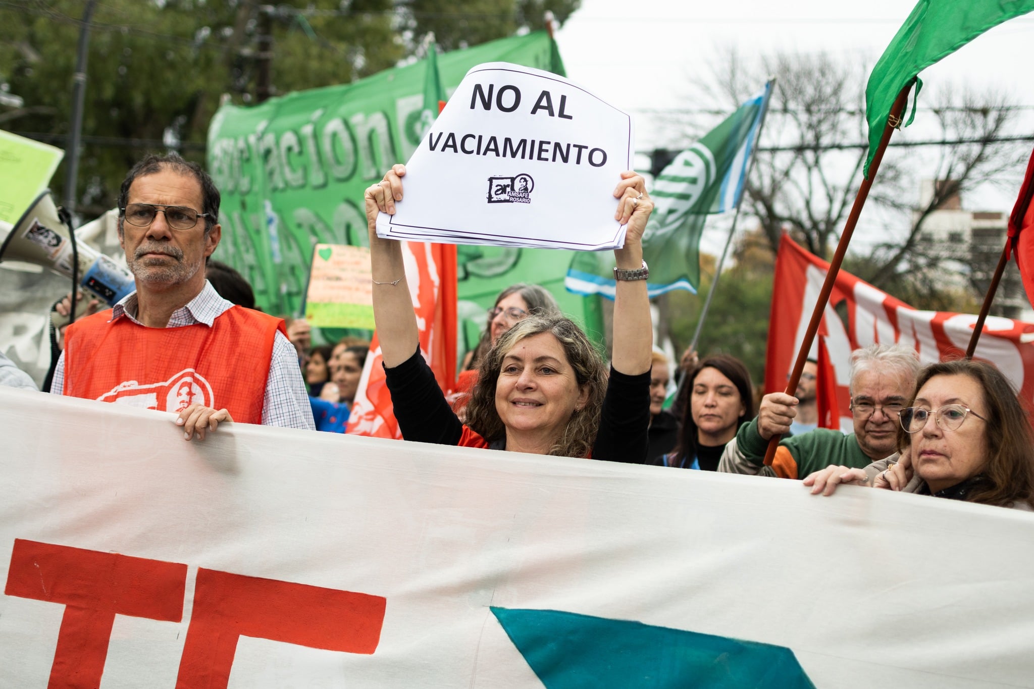 Organizaciones sindicales, sociales, vecinales y la comunidad educativa de La Vigil presentes en la marcha.