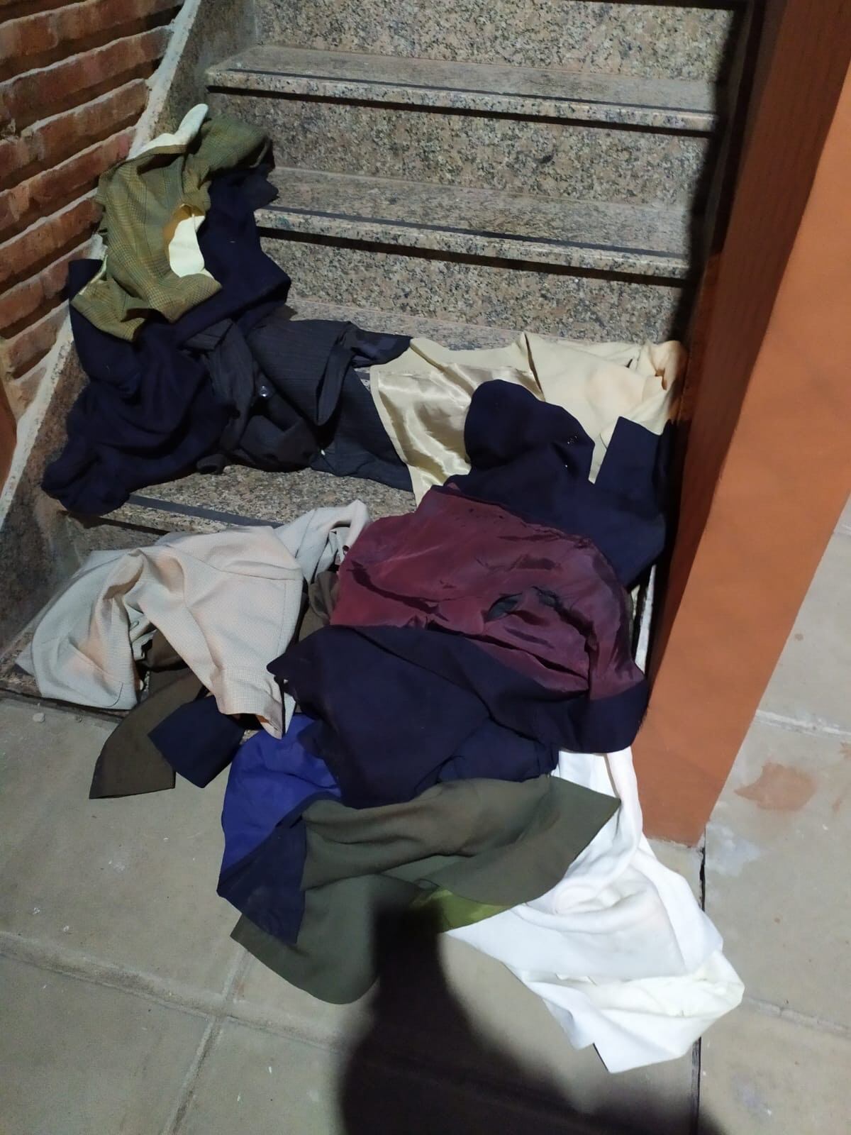 Los menores intentaron robar ropa que era para donar.