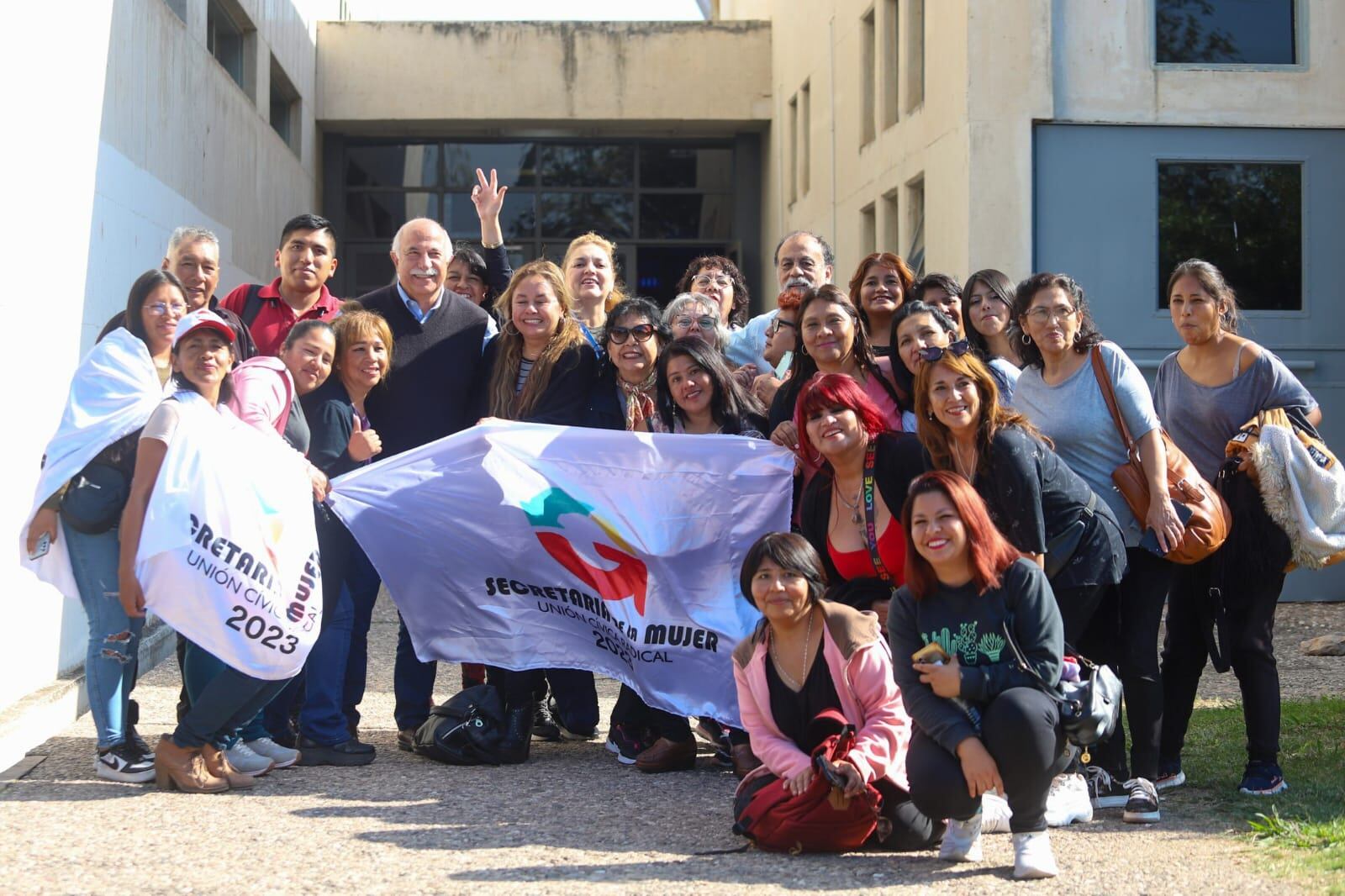 El ministro de Trabajo de Jujuy, Normando Álvarez García, y el senador nacional Mario Fiad, encabezan un grupo de militantes radicales que participan del encuentro partidario en Córdoba.