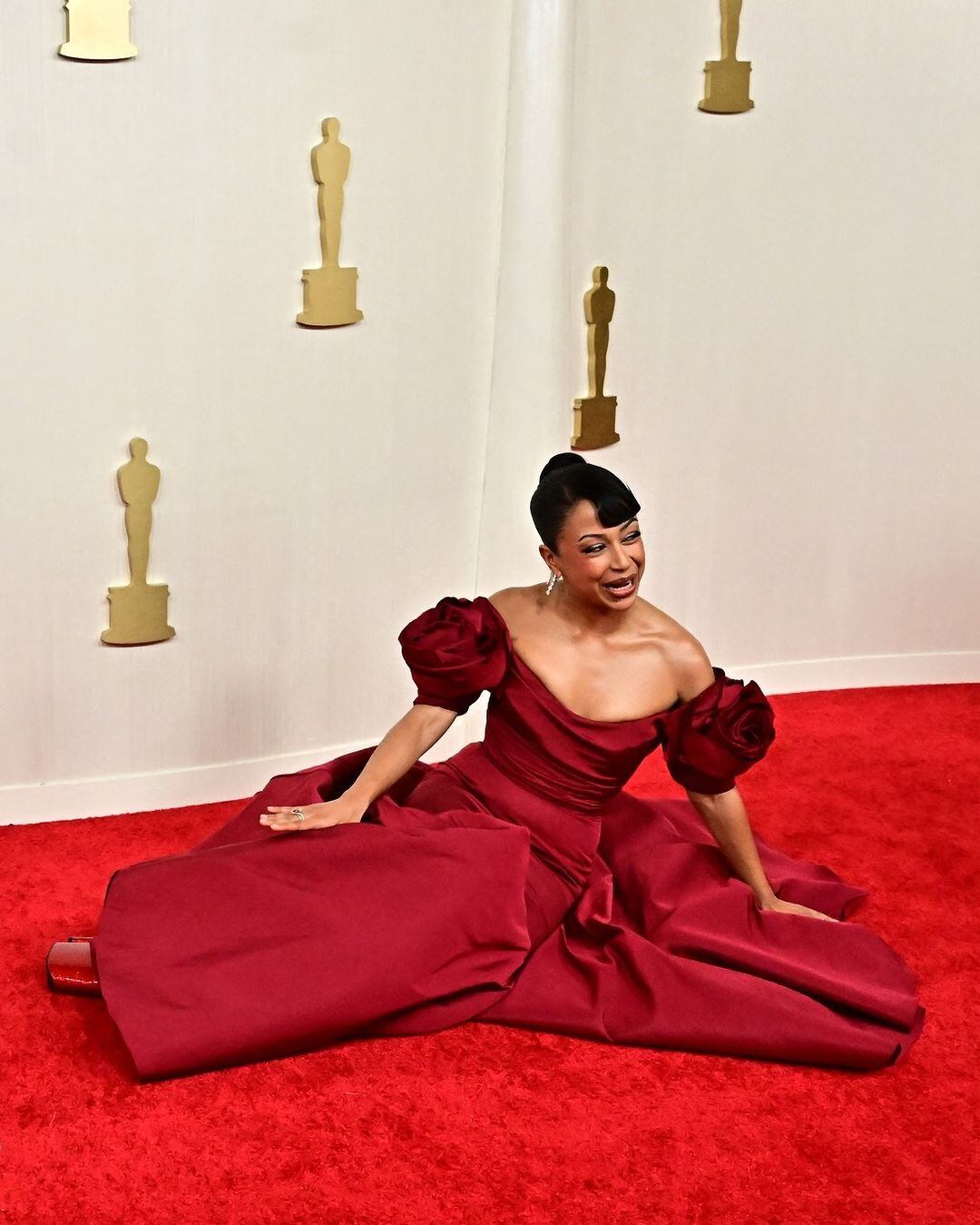 La caída de Lisa Koshy en la alfombra roja de los Oscar 2024