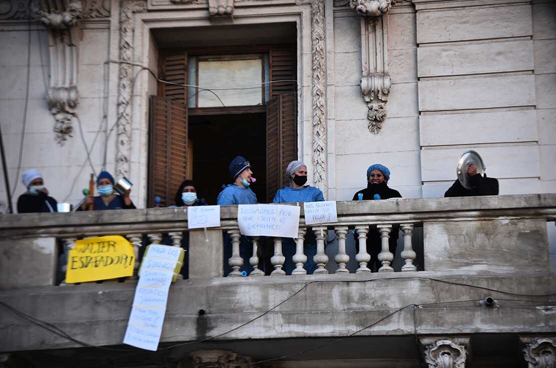 Empleados del geriátrico el ángel protestan por el cierre del mismo frente a la plaza San Martin
Fotografia Pedro Castillo