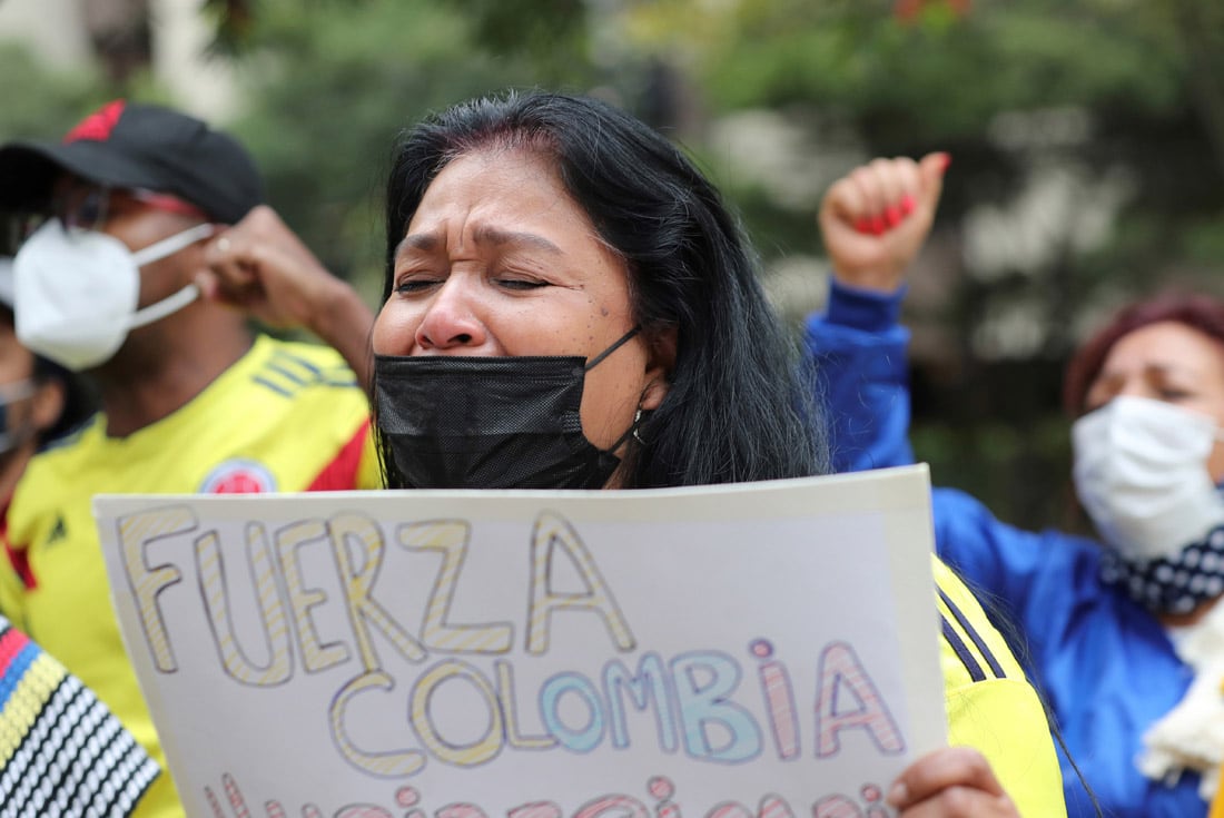 Jornada de protestas en Colombia contra un plan de reformas impositivas que ocasionaron una huelga nacional, represión y muertos a manos del ejército.  Las protestas que comenzaron la semana pasada por una propuesta de reforma tributaria continúan a pesar de que el presidente Iván Duque retiró el plan tributario del Congreso.  (AP)