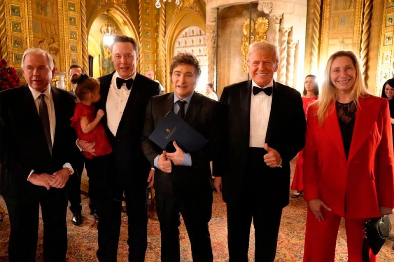 Gerardo Werthein, Elon Musk, Javier Milei, Donald Trump y karina Milei durante una gala del America First Policy Institute en Mar-a-Lago, el jueves 14 de noviembre de 2024, Palm Beach, Florida. (AP)