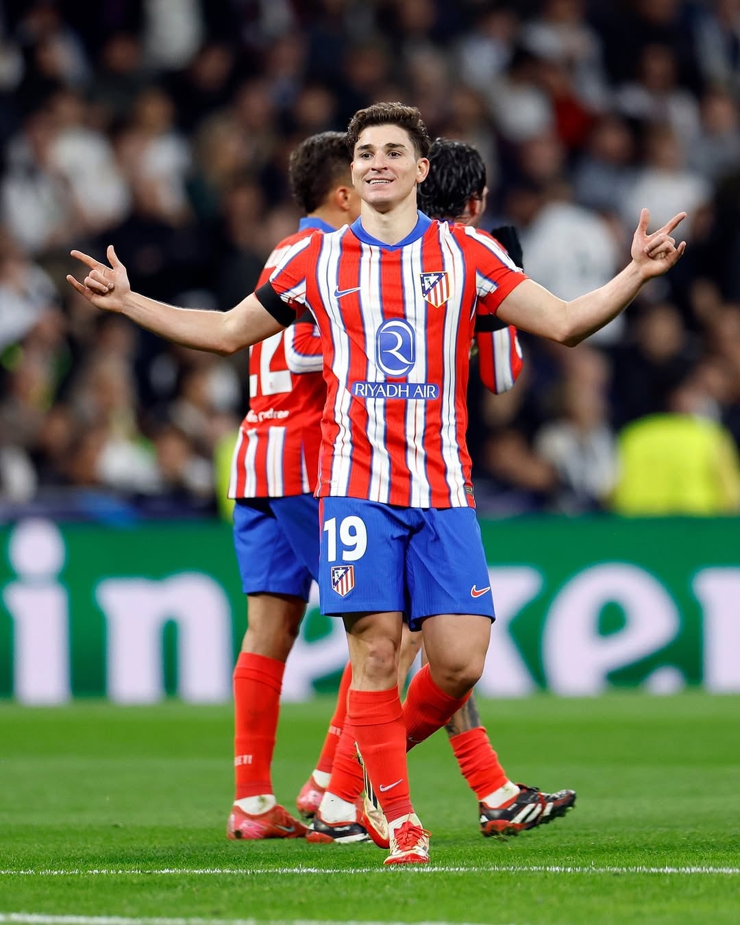 Julián Álvarez festejando su golazo en el Santiago Bernabéu.