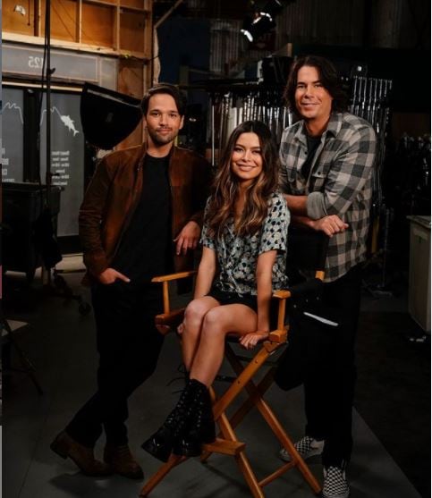 Miranda Cosgrove regresa a su papel junto a Nathan Kress y Jerry Trainor.