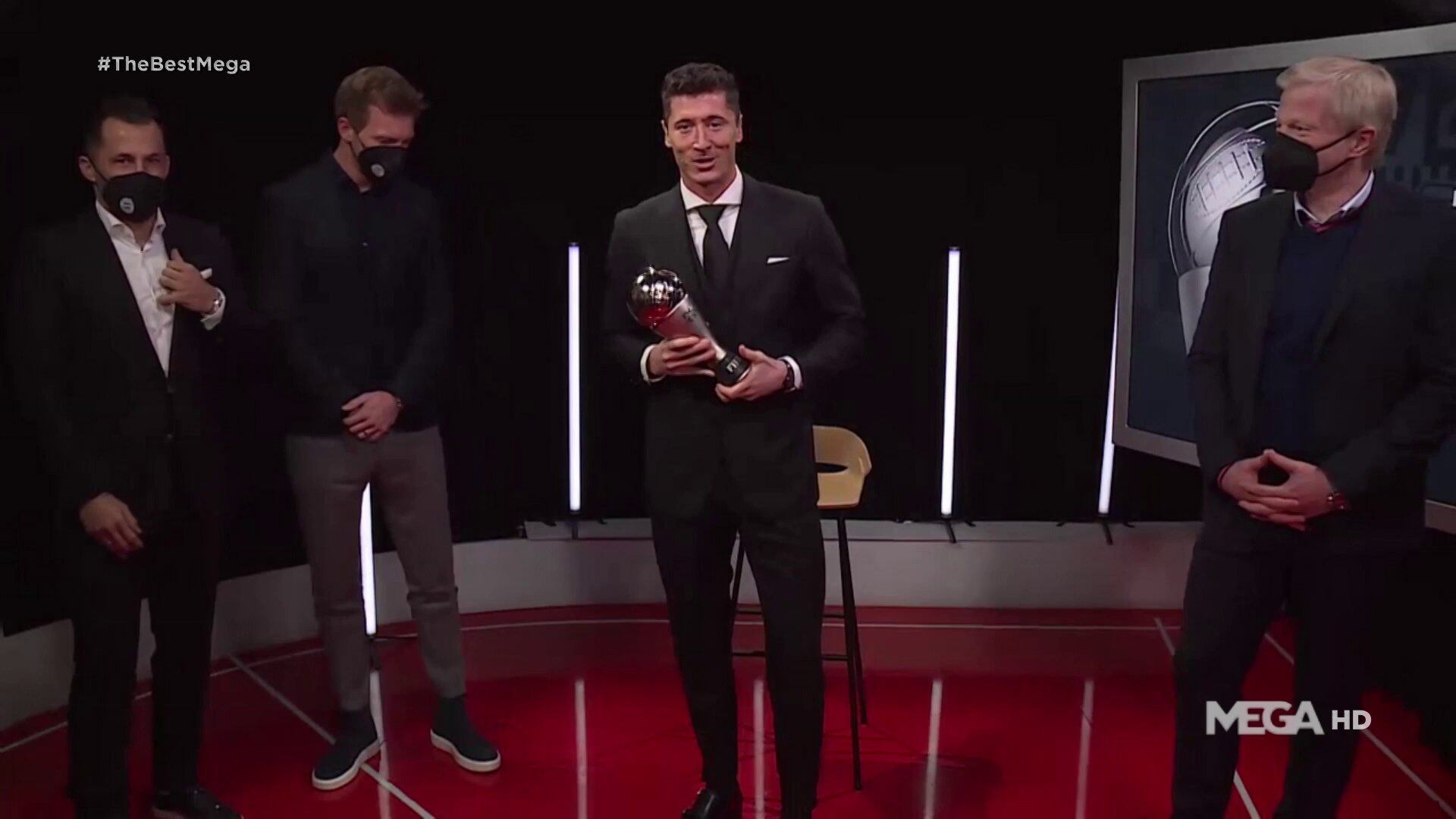 El momento en que Lewandowski recibe su premio.