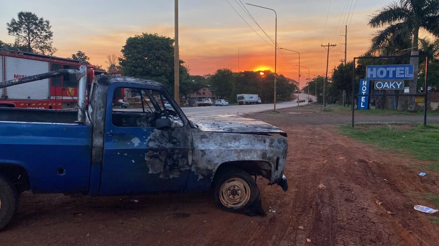 Una camioneta se prendió fuego con su conductor dentro.