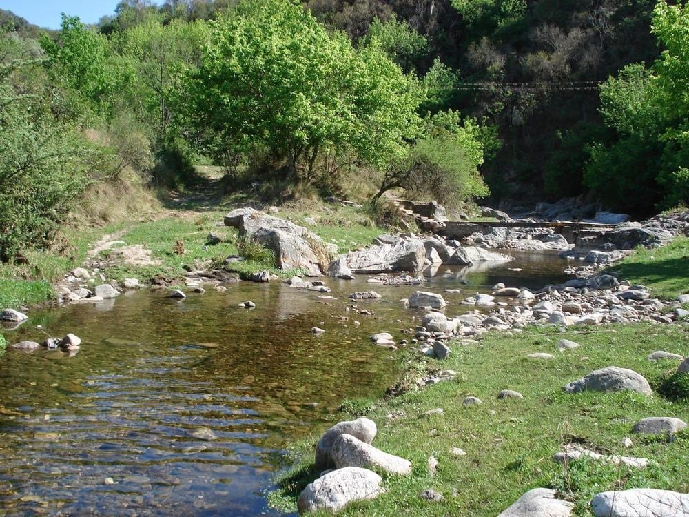 La localidad que se ubica a una hora de Córdoba, y esconde aguas cristalinas y verde vegetación.