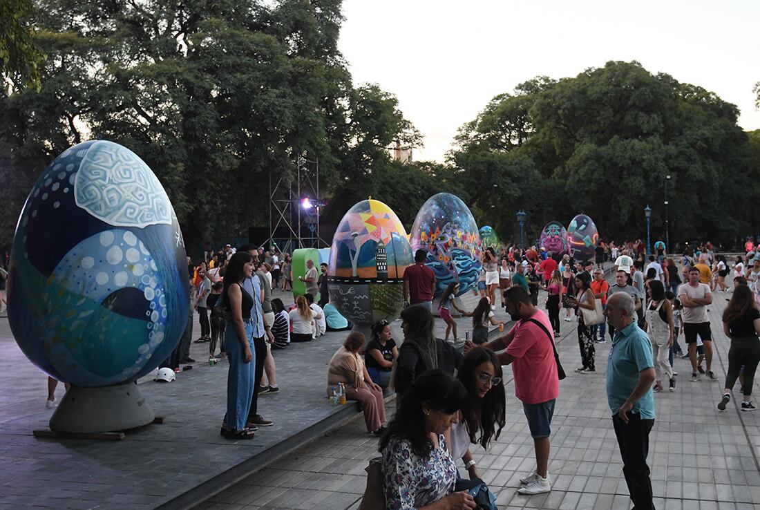 Por segundo año se realizó la exposición de huevos gigantes en la plaza Independencia como parte de la Pascua Croata, donde artistas mendocinos pintaron los huevos en vivo. Foto: Marcelo Rolland / Los Andes