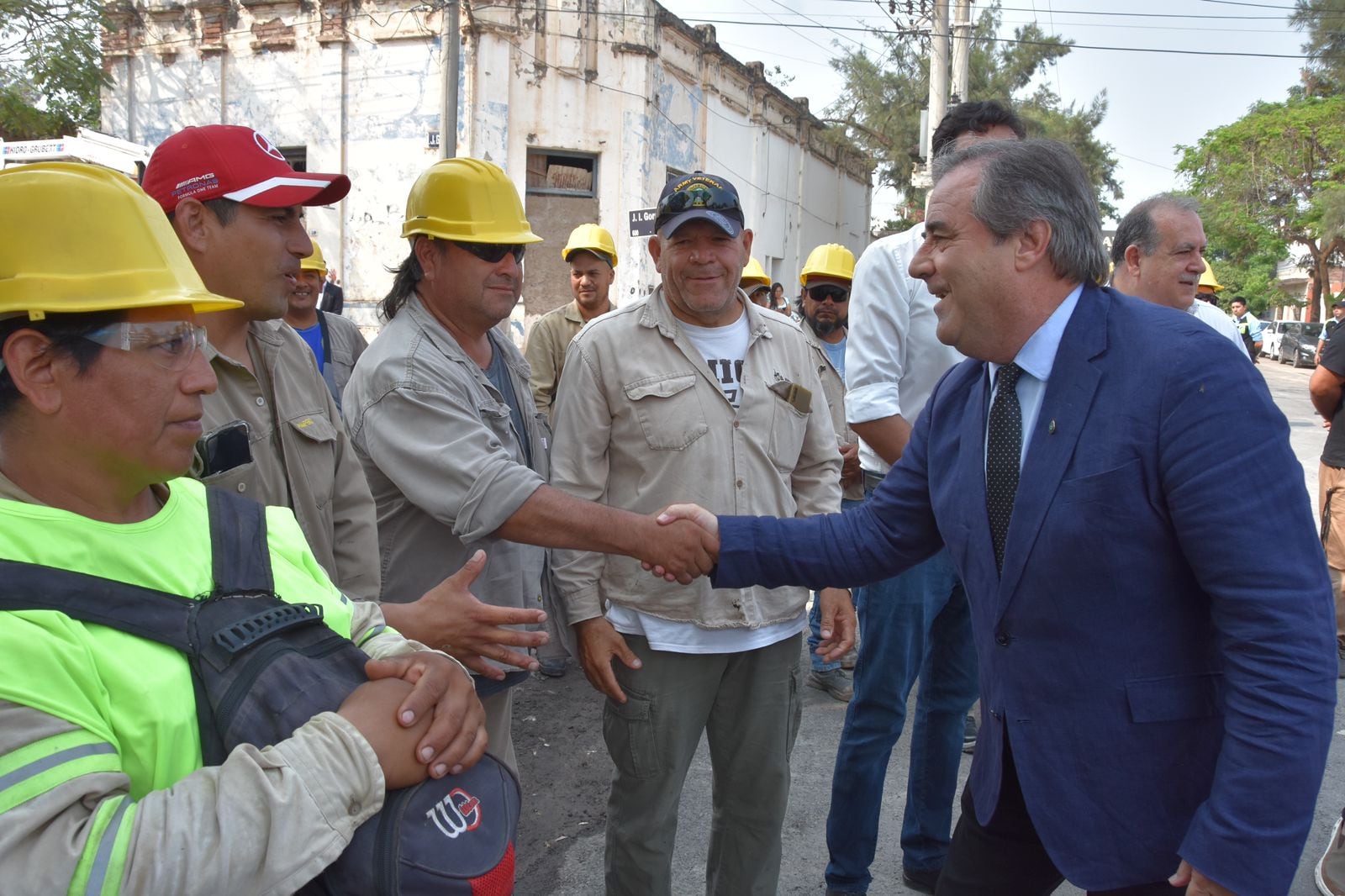 El vicegobernador Alberto Bernis saluda a trabajadores de la construcción. El funcionario aseguró en San Pedro de Jujuy que "con honestidad y transparencia se puede hacer obras públicas".