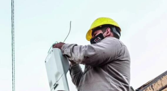 Se mantienen las obras de colocación de luces LED en la avenida San Martín de Eldorado.