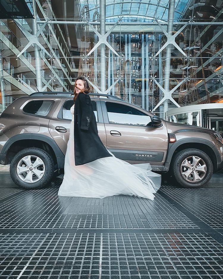 Al estilo novia en fuga, Julieta Nair Calvo lució un vestido blanco y unos borcegos rockeros.