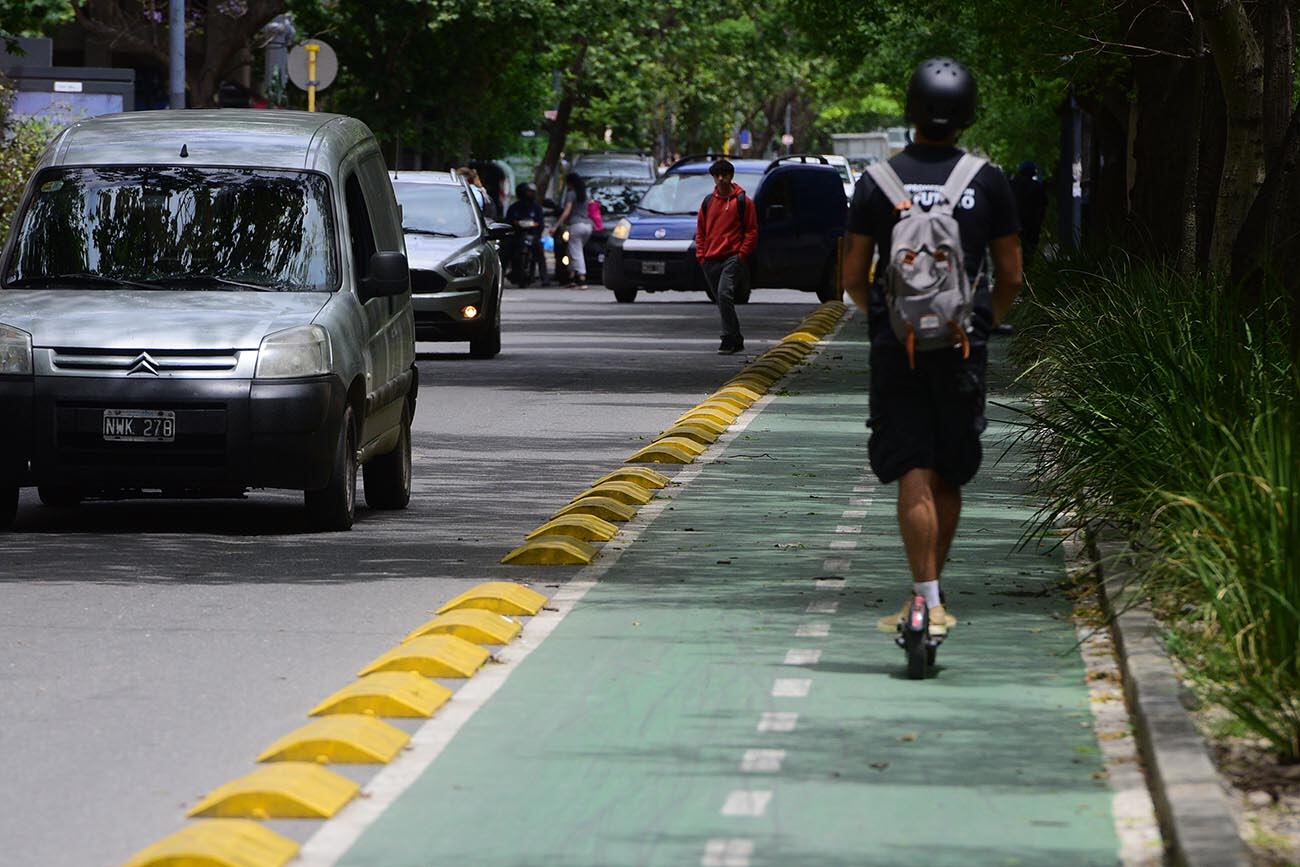 Bicisenda bicisendas separadores en la avenida Chacabuco . (José Gabriel Hernández / La Voz)