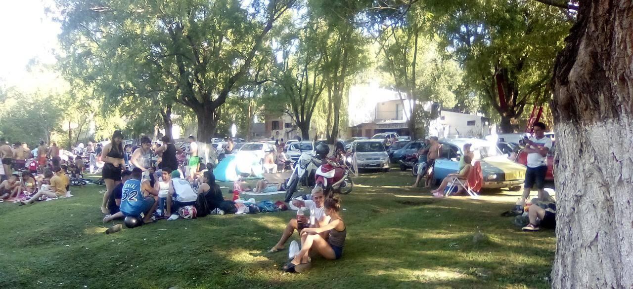 Muchas personas se concentraron en la costanera del río, sin respetar el protocolo dentro del marco de la pandemia.