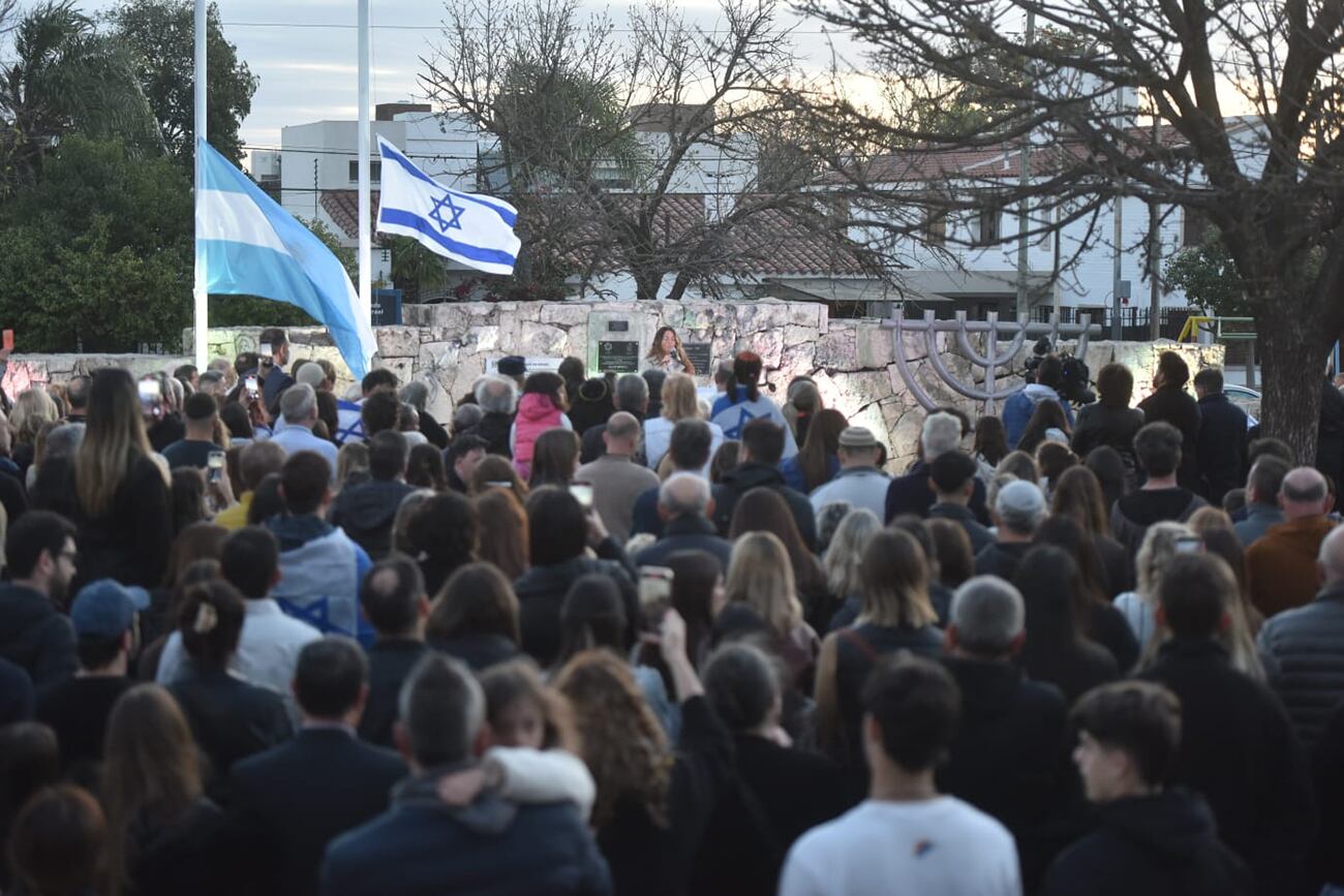 “Juntos por Israel”, marcha convocada por la Daia en barrio Urca, en la Plaza del Estado de Israel. (Facundo Luque/La Voz)