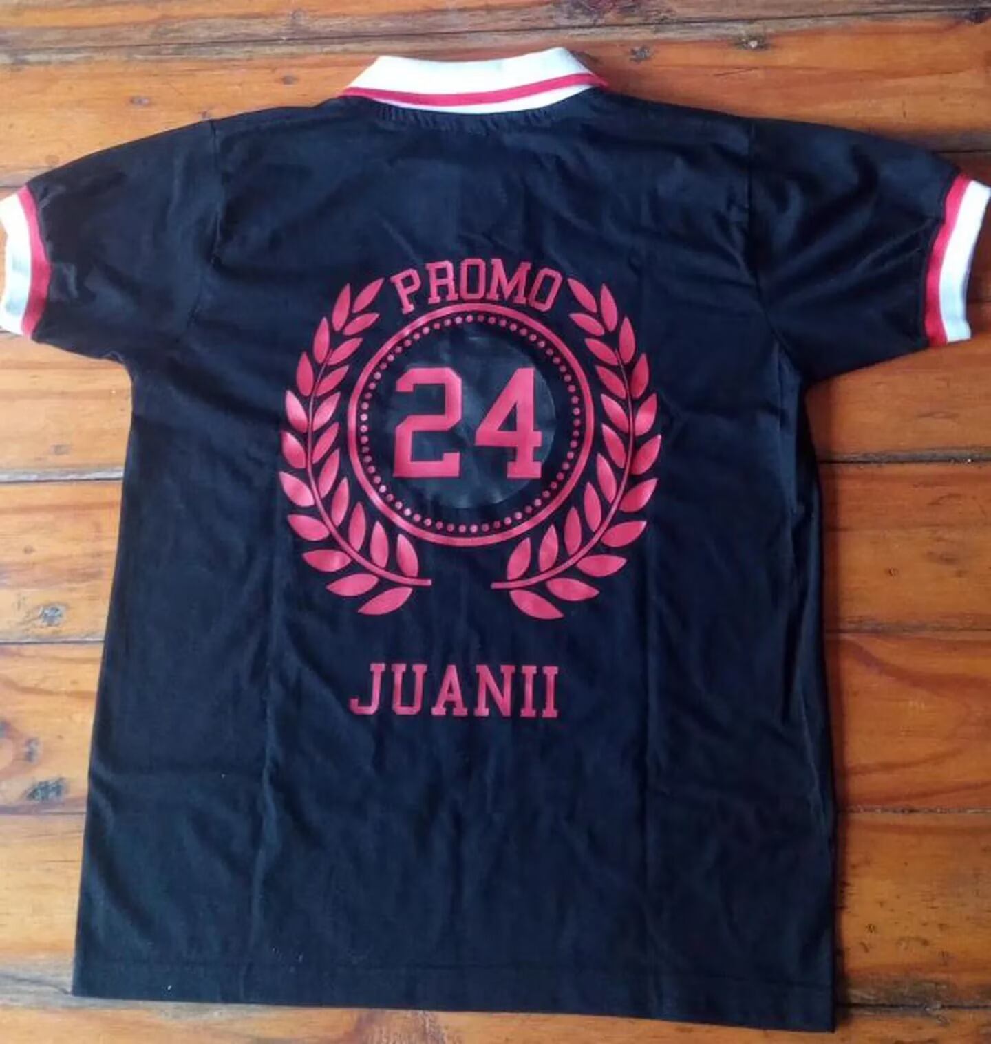 La remera de la promo con el nombre de 'Juani'.