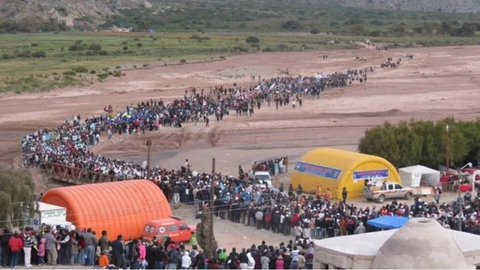 Acompañando el descenso de la imagen de la Virgen de Punta Corral desde los cerros, miles de fieles arriban en procesión a Tumbaya en Domingo de Ramos.