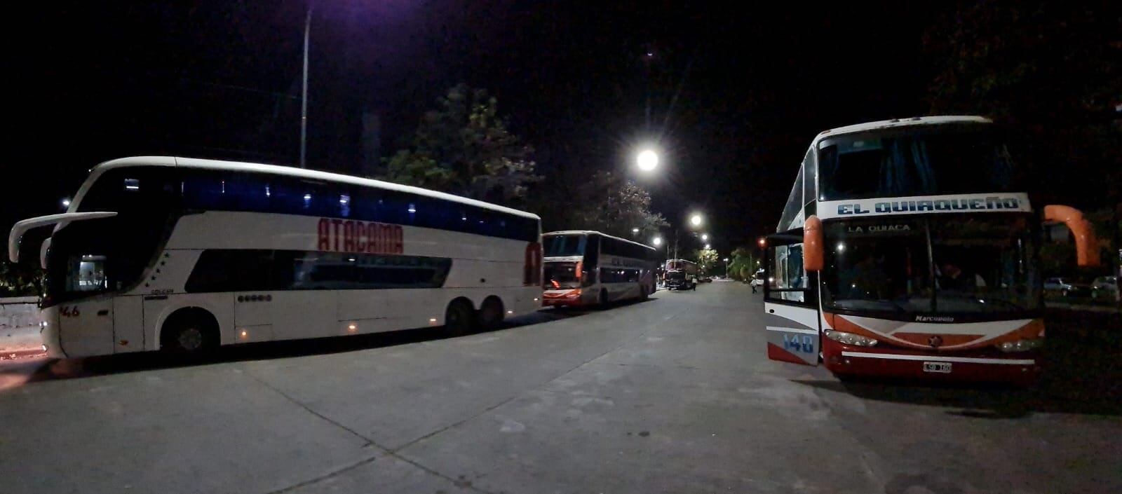 Anoche las unidades partían con regularidad desde San Salvador de Jujuy hacia diferentes destinos de la Quebrada y la Puna.