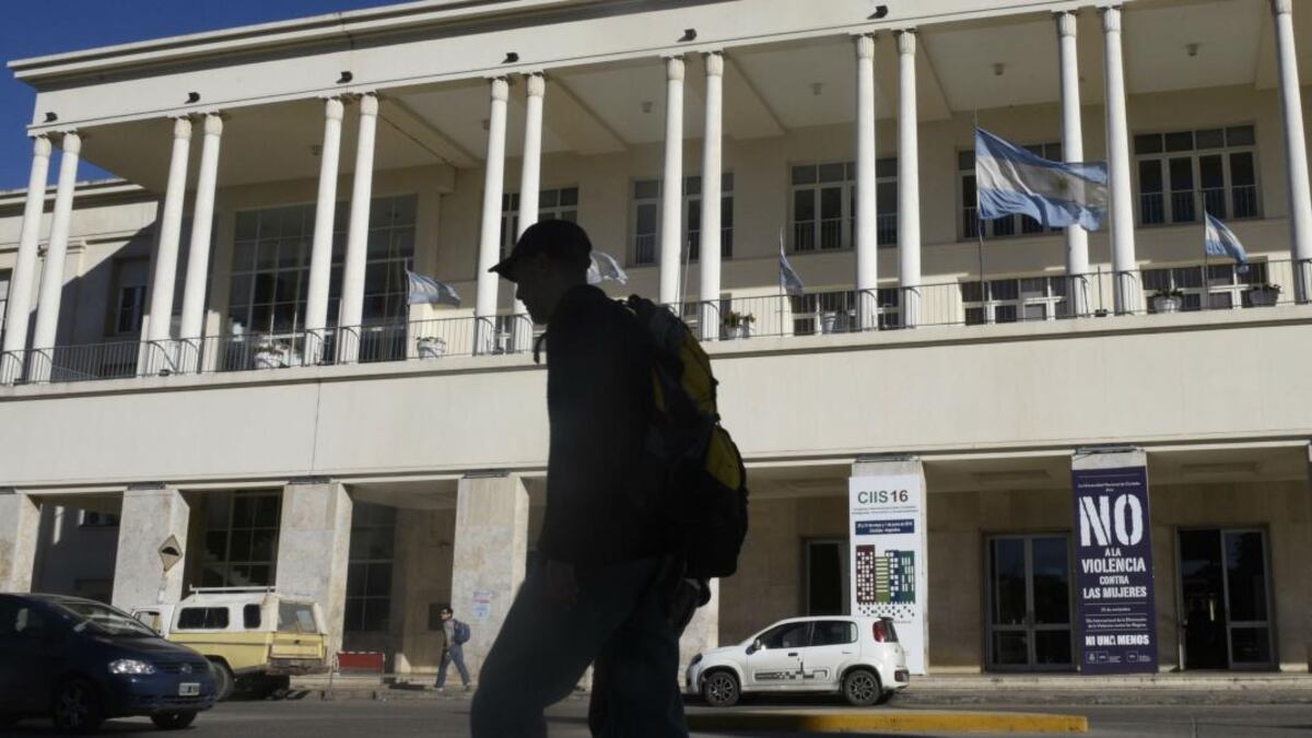 Quiso anotarse en una universidad privada de Córdoba, mostró el precio y su video se viralizó en redes