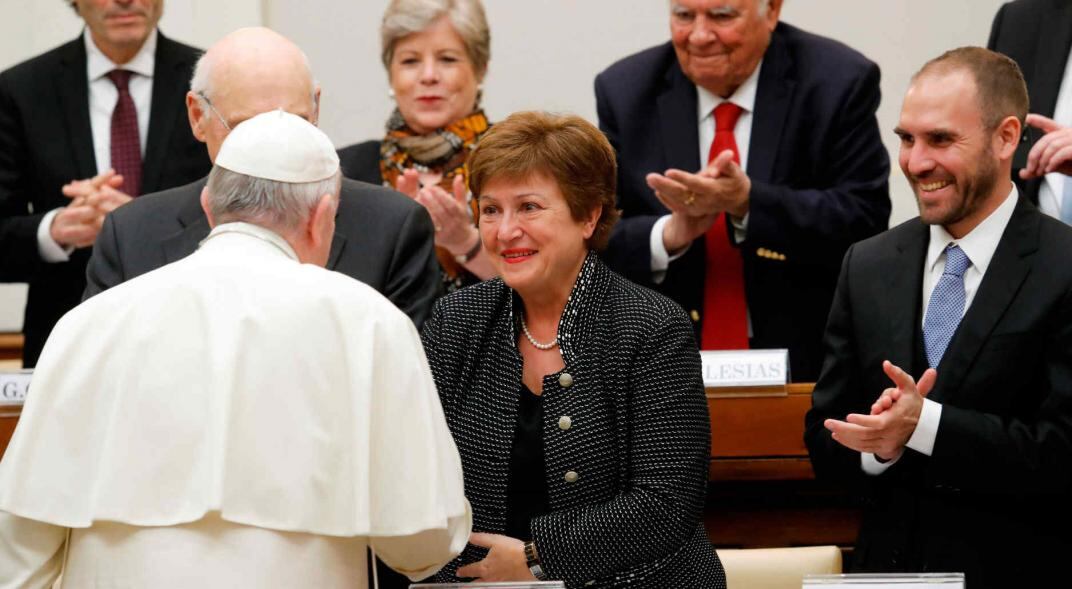 Actores. El papa Francisco, Georgieva -del FMI- y Martín Guzmán, en una reunión a comienzos de este año en el Vaticano, cuando arrancaba la gestión de Alberto Fernández. (AP / Archivo)