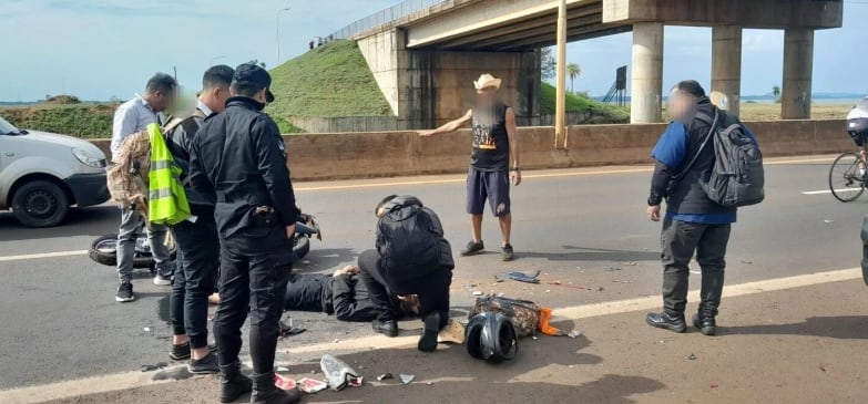 Grave accidente en el Acceso Sur de Posadas: un automóvil y una motocicleta colisionaron entre sí.