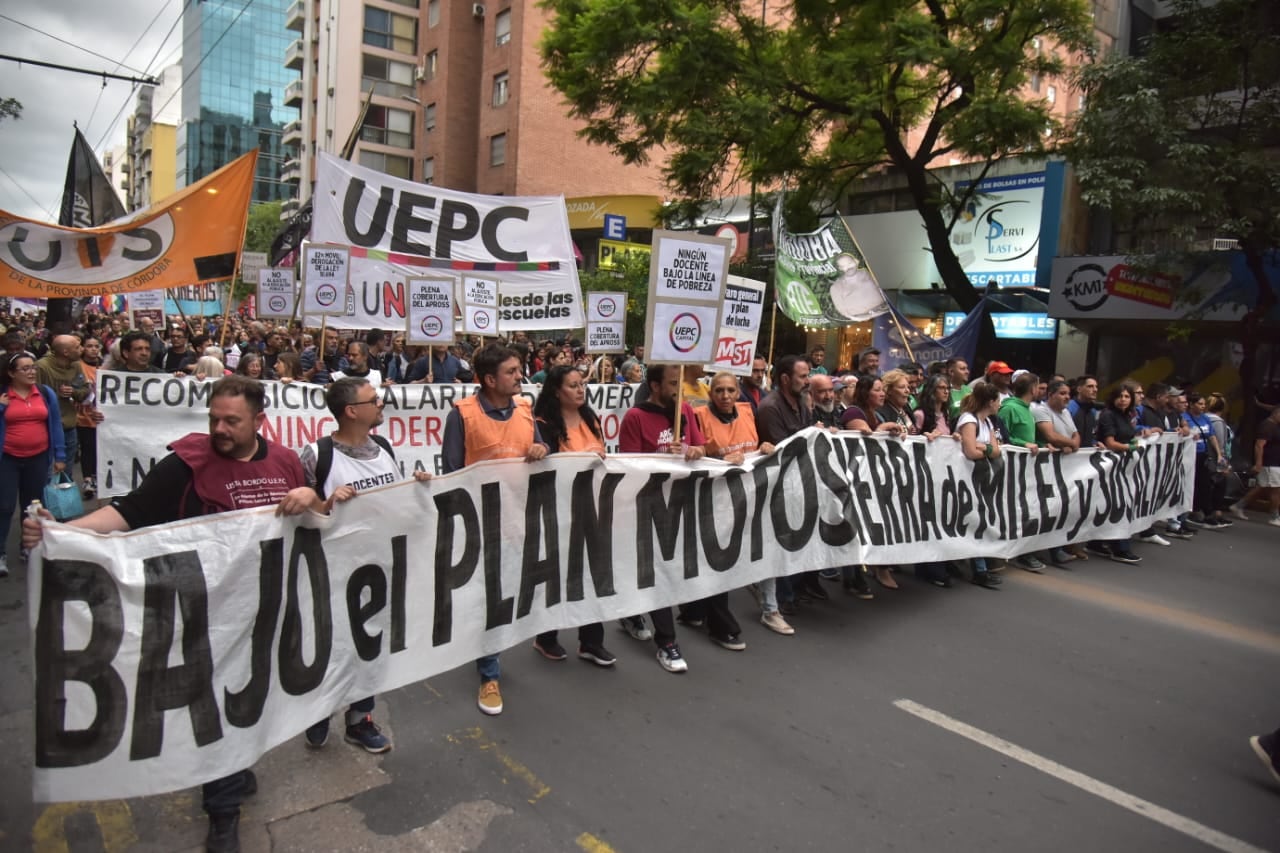 Marchan movimientos populares y organizaciones sociales ( Facundo Luque / La Voz )