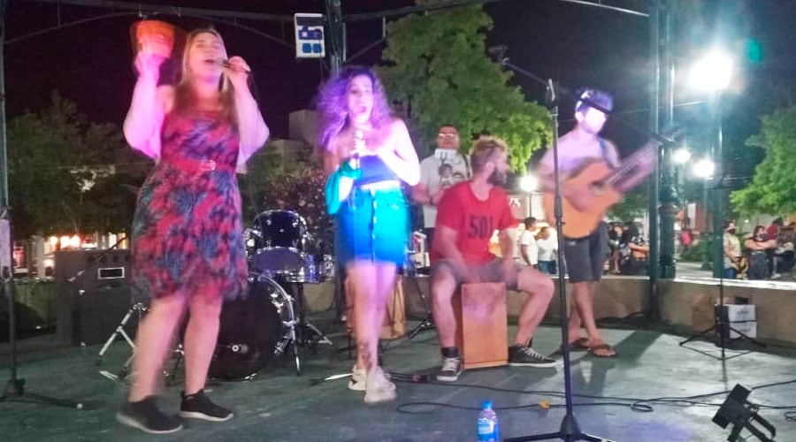 Algunos grupos cantaron desde la glorieta de la Plaza 