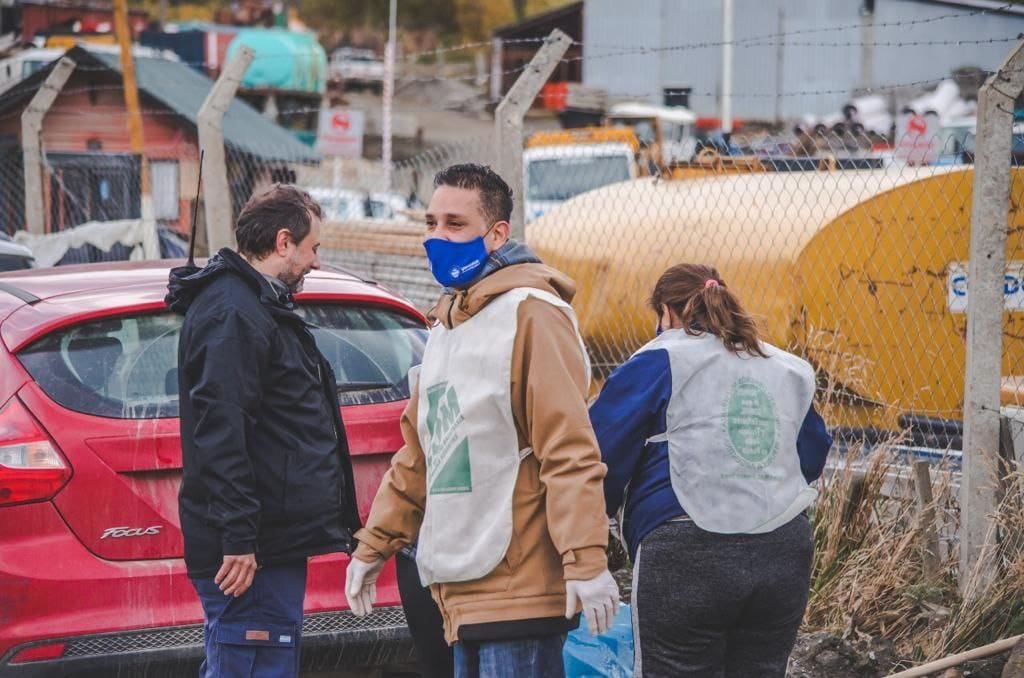 La jornada demandó la recolección de diferentes materiales que estaban alojados en la vía pública y el sector circundante del barrio.