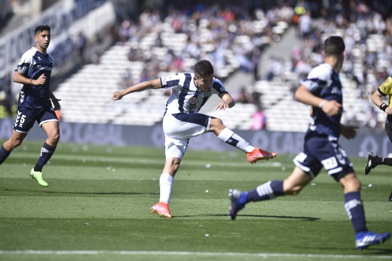 Alvez dispara y clavó un golazo para el 2-1 de Talleres sobre Gimnasia, en el Kempes, por la última fecha de la Liga Profesional 2022. (Ramiro Pereyra / La Voz)