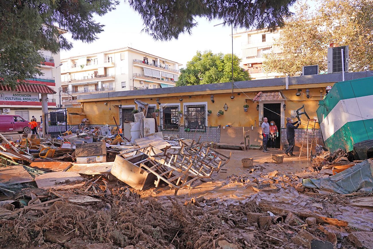 Personas retiran escombros de la Asociación Cultural de Andalucía tras las inundaciones en Massanassa, en las afueras de Valencia, España. (Foto AP/Alberto Saiz)