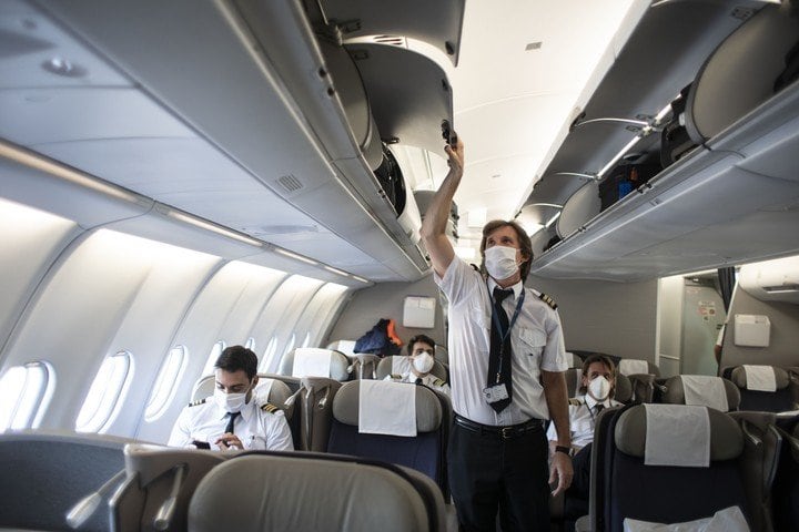 Vuelo de una tripulación en plena pandemia. (Foto: Clarín)