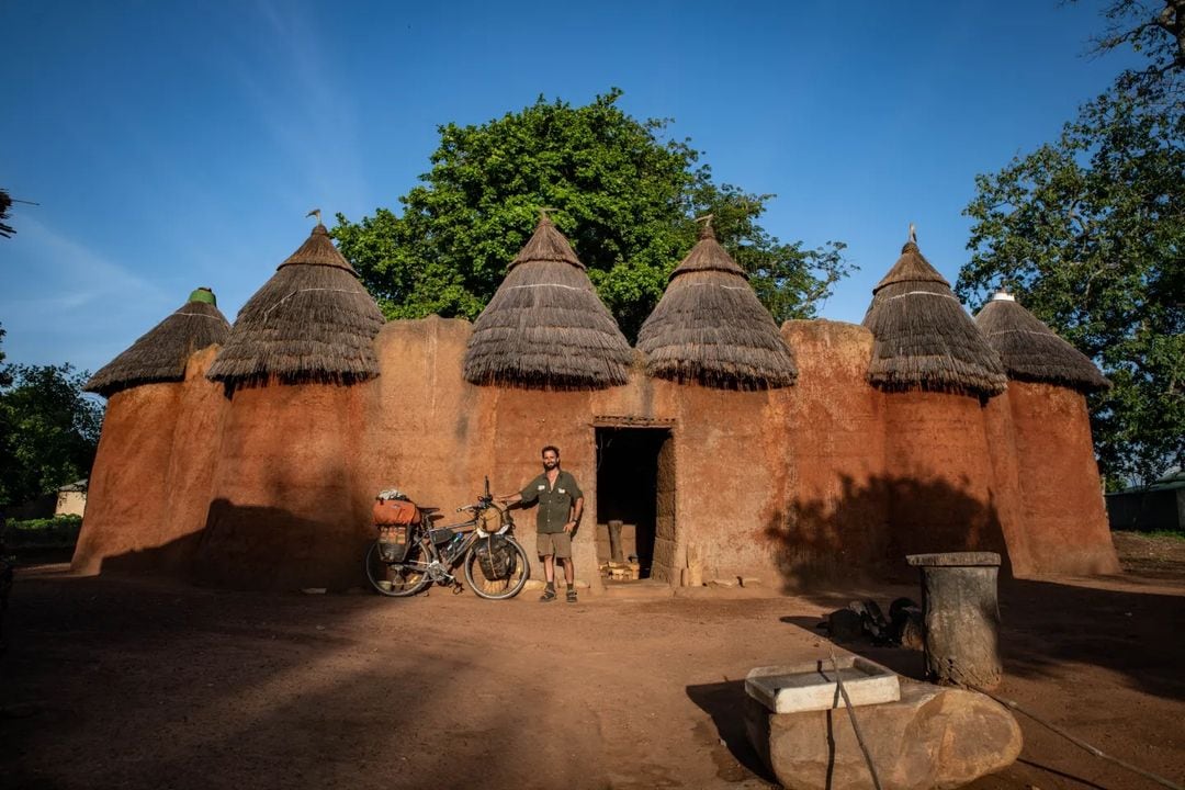 Juan Betolli y una de sus postales en África.