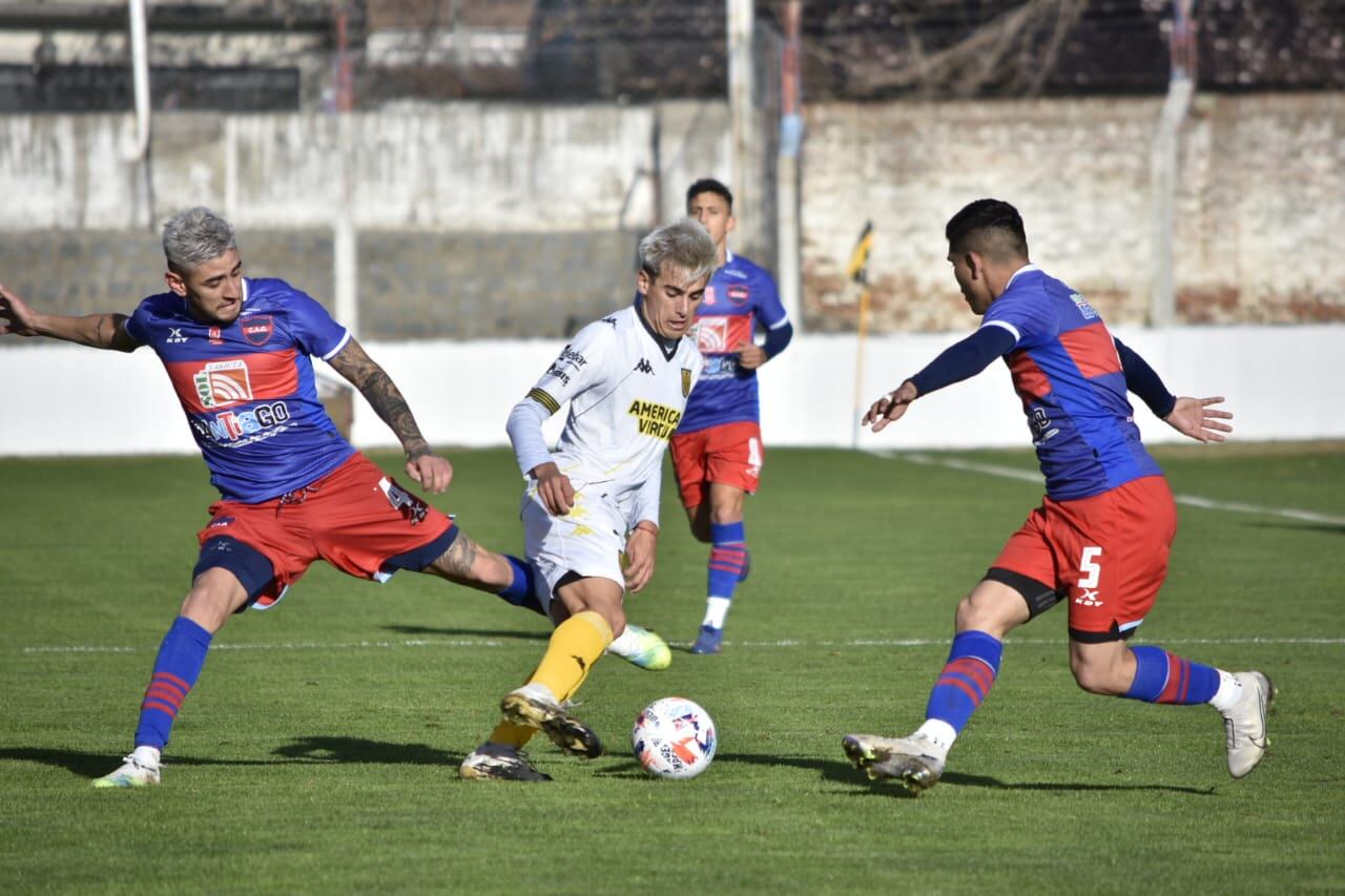 Matías Kabalin, una de las piezas claves del mediocampo de Santamarina, se irá a jugar al fútbol uruguayo.