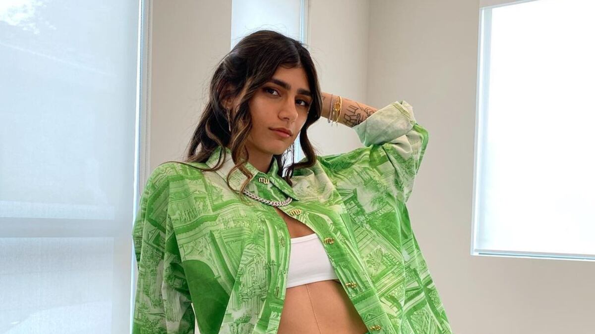 Mia Khalifa paseó por Berlín con un conjunto a rayas y compartió el momento con sus seguidores