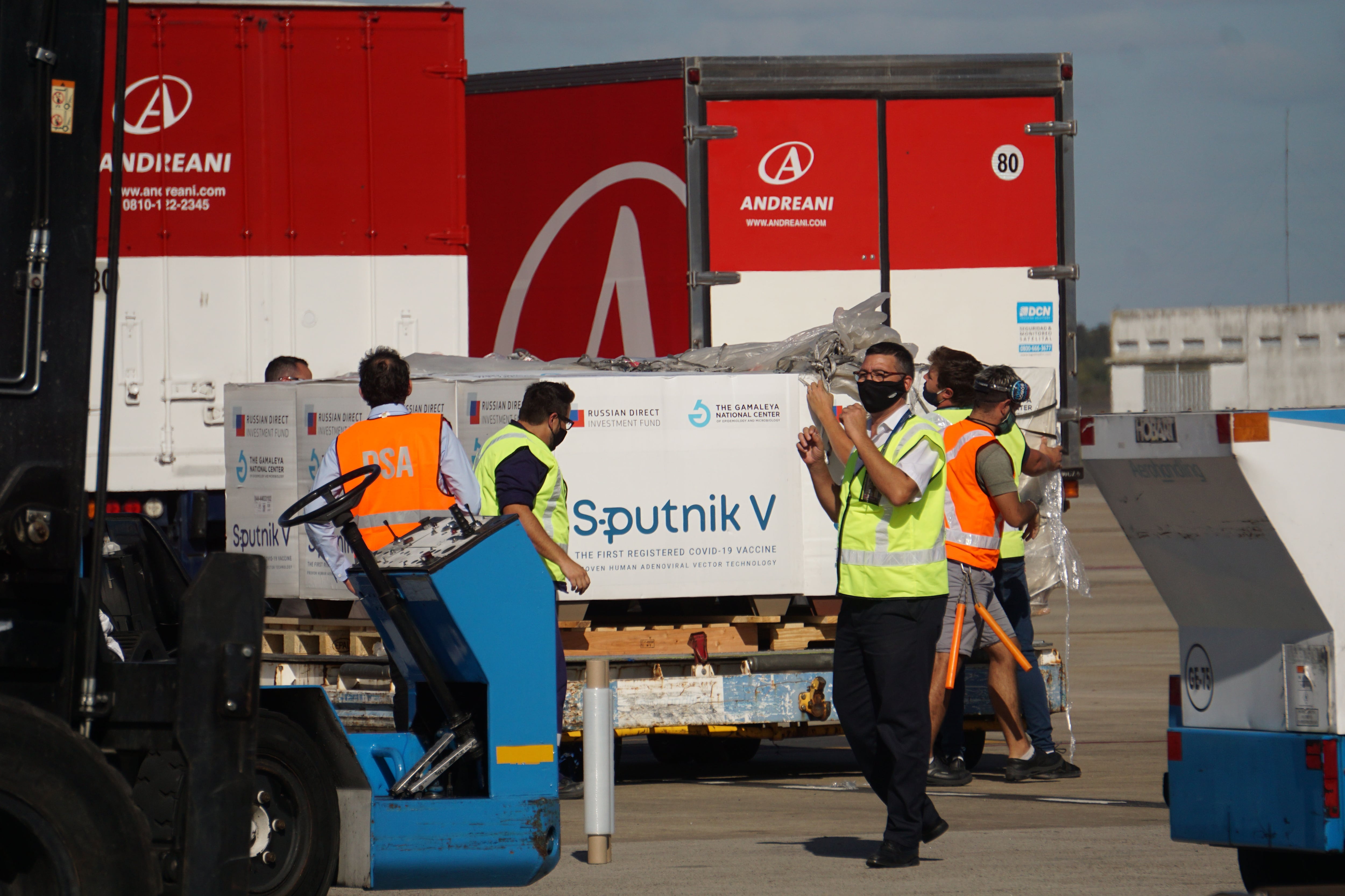 Llegada de nuevas dosis de la vacuna SputnikV desde Moscú en un avión de Aerolíneas Argentinas. Reciben la Ministra de Salud Carla Vizotti y el Ministro de Defensa Agustín Rossi.
FOTO CLARIN