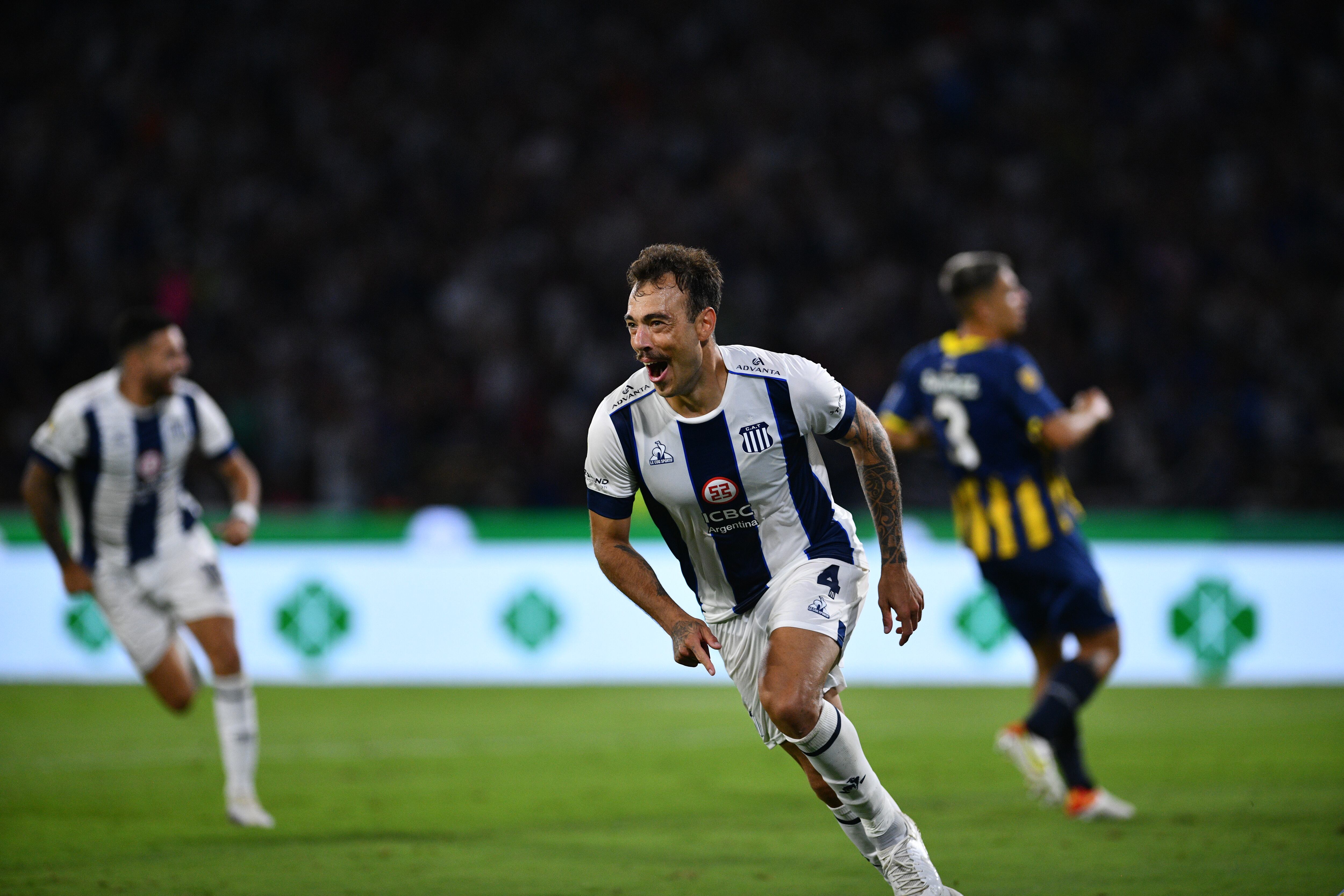 Matías Catalán marca el cuarto gol para Talleres vs Rosario Central. (Pedro Castillo / La Voz)