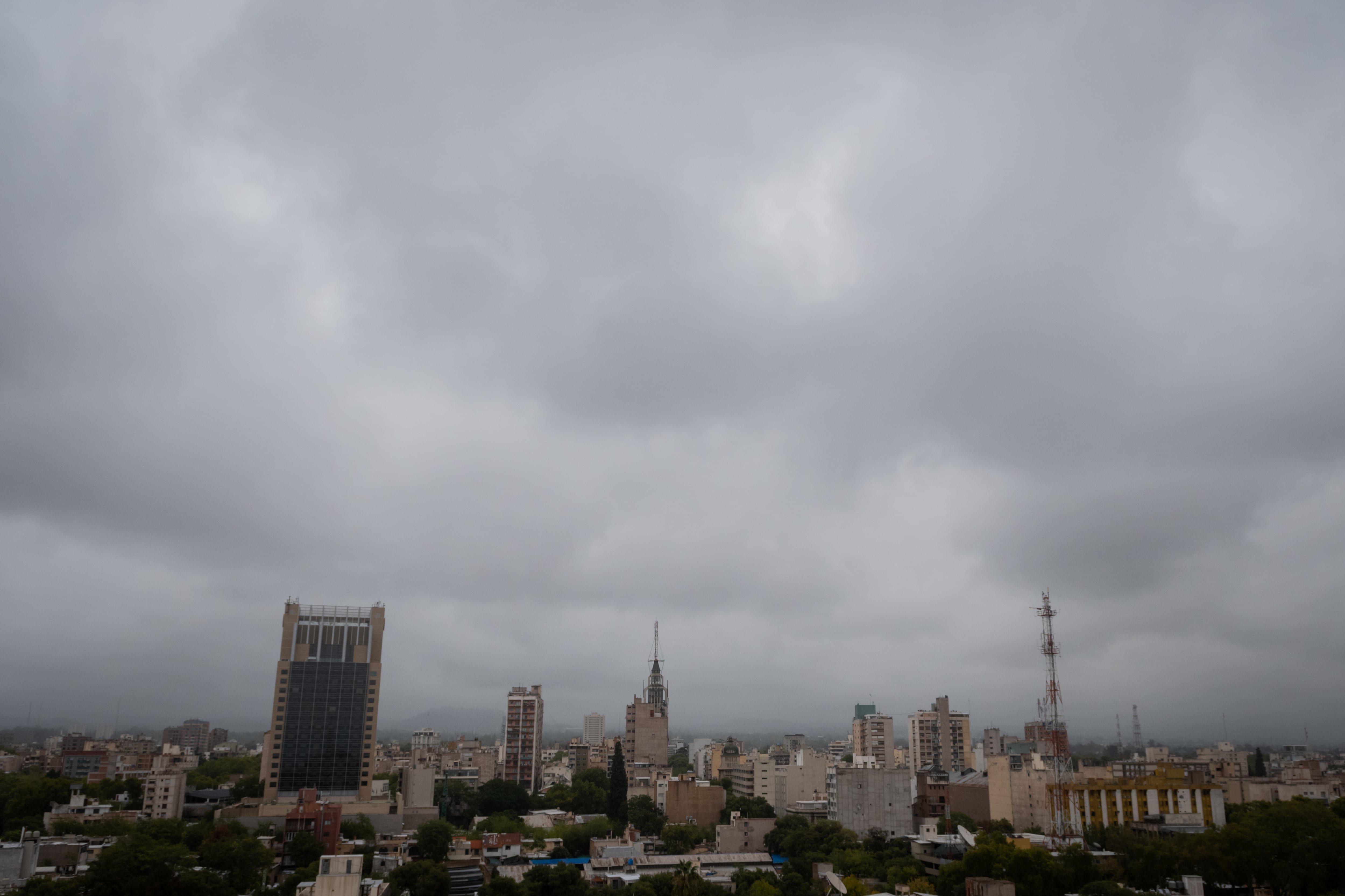 Durante la mañana del sábado se extenderá el frío y una tenue llovizna.