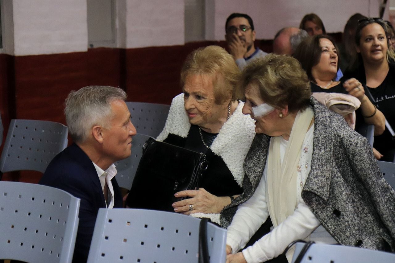 Ex docentes junto al intendente Avilés.