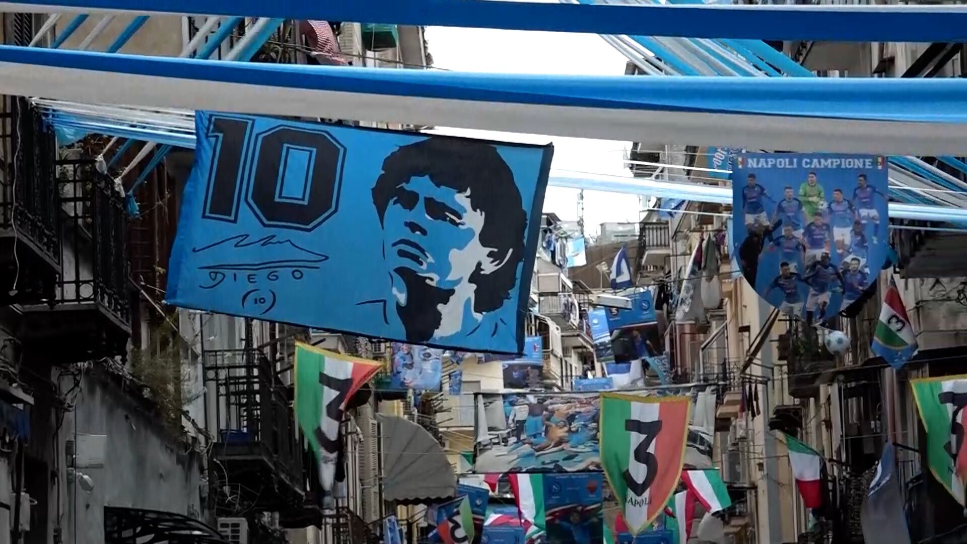 Las calles de Nápoles se llenan de imágenes de Diego Maradona, y los festejos no paran con la consagración del equipo en el Calcio. 