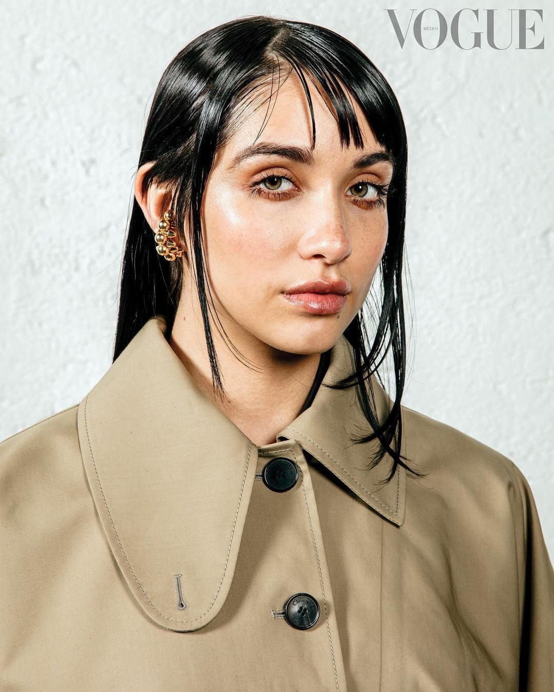 María Becerra en 'wet look' con un tapado impermeable en beige